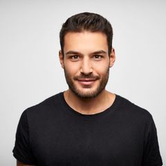 Jack & Jones-Deal: Ein Mann trägt ein klassisches schwarzes T-Shirt