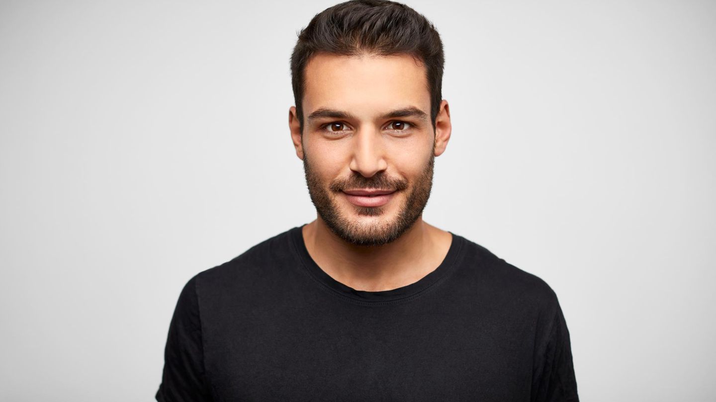Jack & Jones-Deal: Ein Mann trägt ein klassisches schwarzes T-Shirt