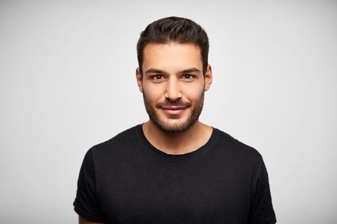 Jack & Jones-Deal: Ein Mann trägt ein klassisches schwarzes T-Shirt