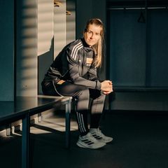 Marie-Louise Eta sitzt für das stern-Shooting in einer Umkleidekabine von Union Berlin