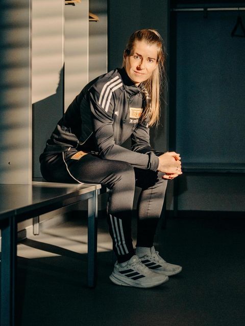 Marie-Louise Eta sitzt für das stern-Shooting in einer Umkleidekabine von Union Berlin