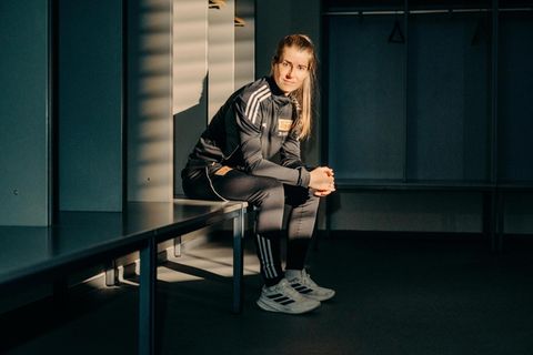 Marie-Louise Eta sitzt für das stern-Shooting in einer Umkleidekabine von Union Berlin