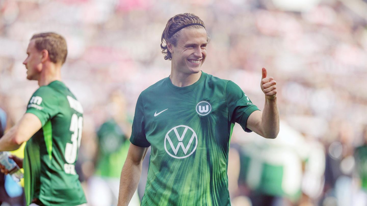 Fußballspieler Mattias Svanberg reckt den Daumen in die Höhe