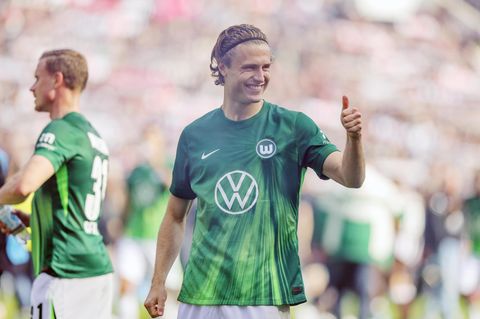 Fußballspieler Mattias Svanberg reckt den Daumen in die Höhe