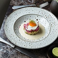 Forellentatar mit Rauchfond und Rote-Zwiebel-Ceviche