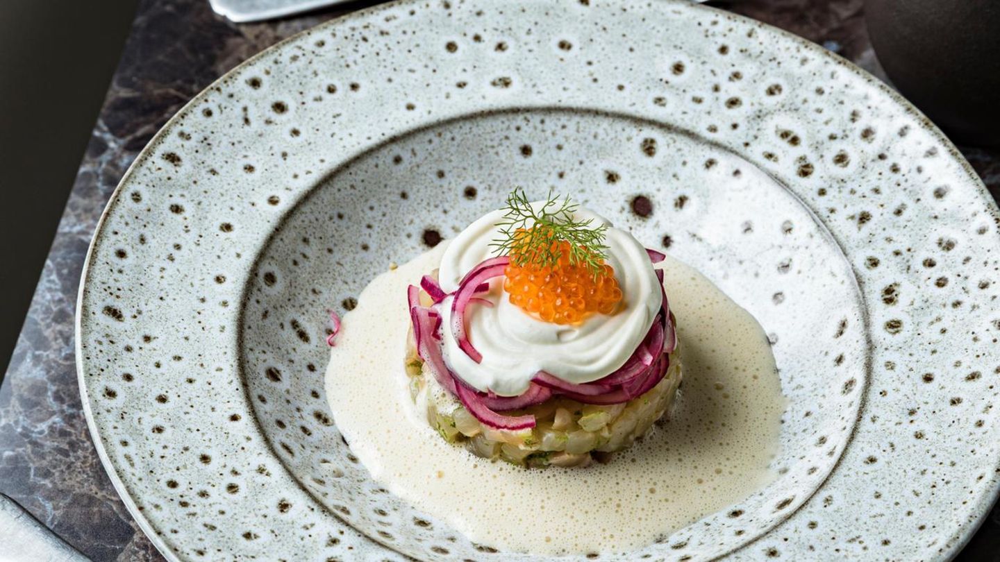 Forellentatar mit Rauchfond und Rote-Zwiebel-Ceviche