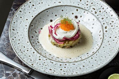 Forellentatar mit Rauchfond und Rote-Zwiebel-Ceviche