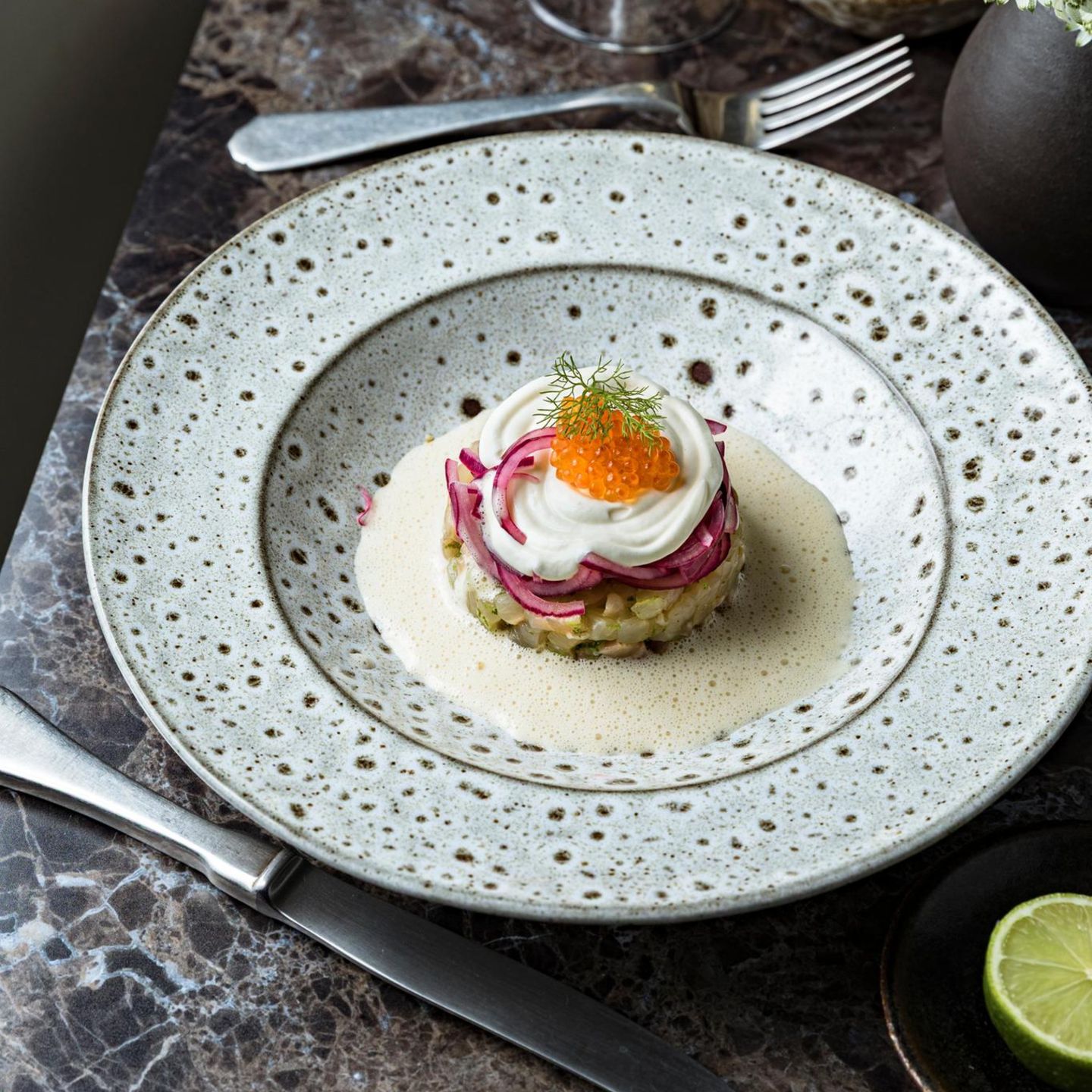 Forellentatar mit Rauchfond und Rote-Zwiebel-Ceviche