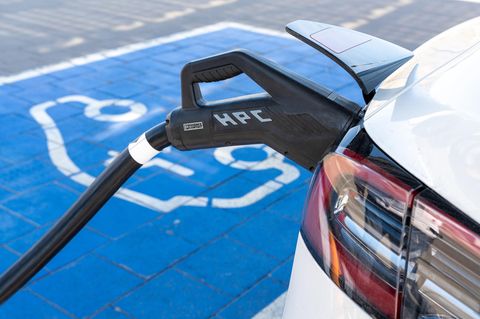 Elektroauto, angeschlossen an einer Ladestation
