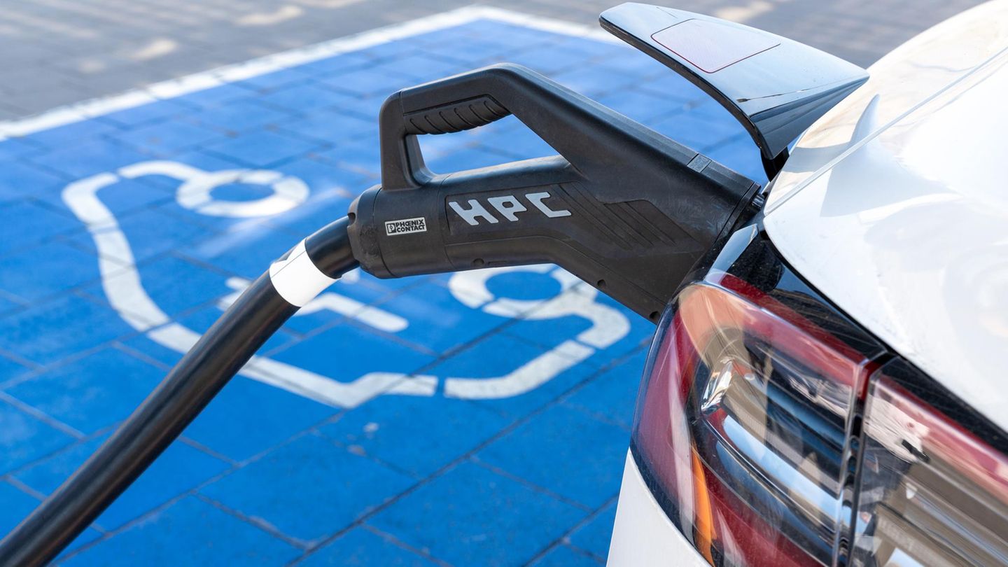 Elektroauto, angeschlossen an einer Ladestation