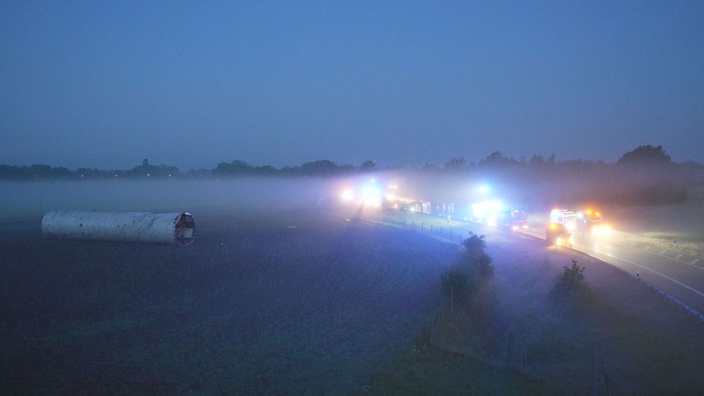 Ein Schwertransporter kippt am Autobahndreieck Stuhr auf die Seite und verliert seine Ladung – ein tonnenschweres Windradsegment
