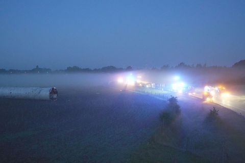 Ein Schwertransporter kippt am Autobahndreieck Stuhr auf die Seite und verliert seine Ladung – ein tonnenschweres Windradsegment
