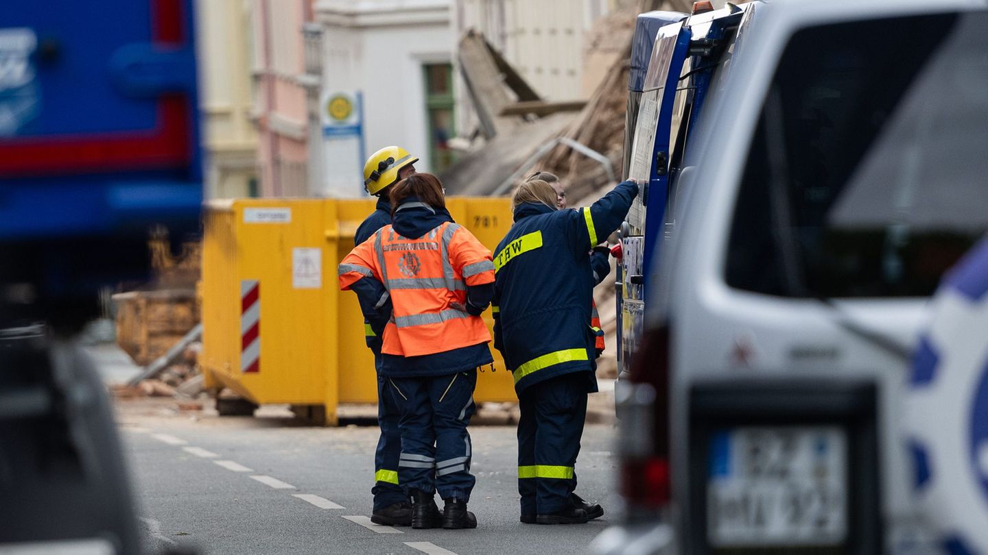 Suche nach drei Vermissten in eingestürztem Haus geht weiter. Foto: Paul Glaser/dpa