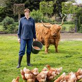 Fotografin Christina Stohn zwischen Kühen und Hühnern