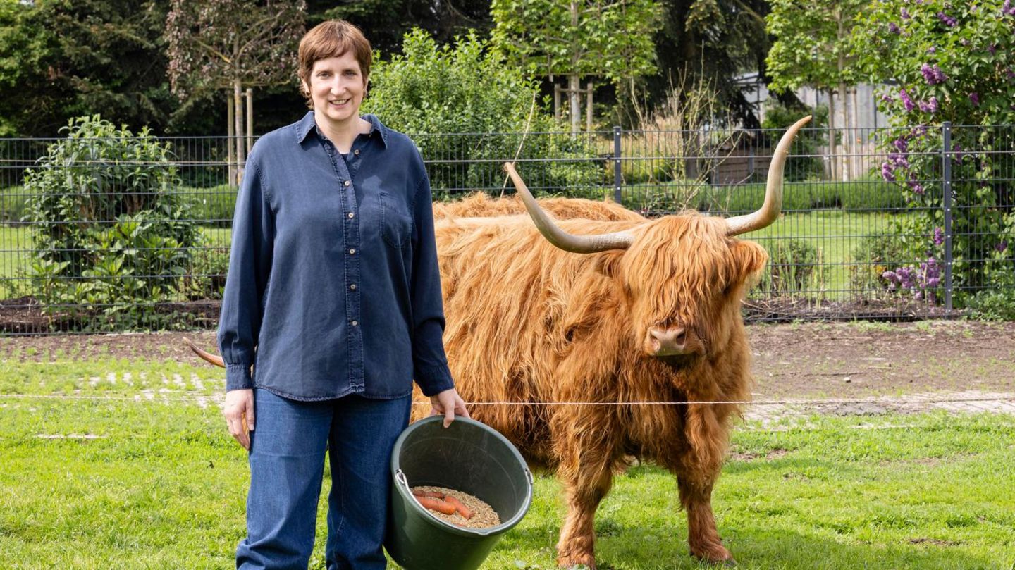 Fotografin Christina Stohn zwischen Kühen und Hühnern