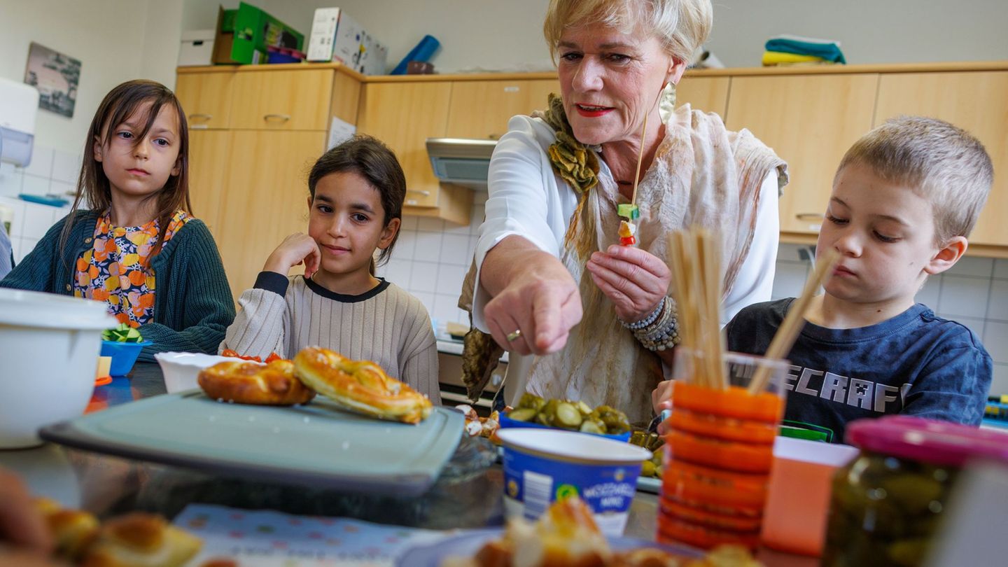 Bei dem neuen Unterrichtsangebot "Lebenspraxis" für Grundschulen geht es auch um gesunde Ernährung. Foto: Jens Büttner/dpa