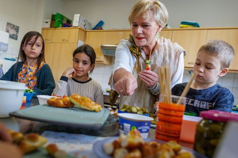 Bei dem neuen Unterrichtsangebot "Lebenspraxis" für Grundschulen geht es auch um gesunde Ernährung. Foto: Jens Büttner/dpa