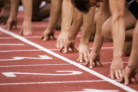 Doping: Läufer machen sich bereit an der Startlinie einer Tartanbahn