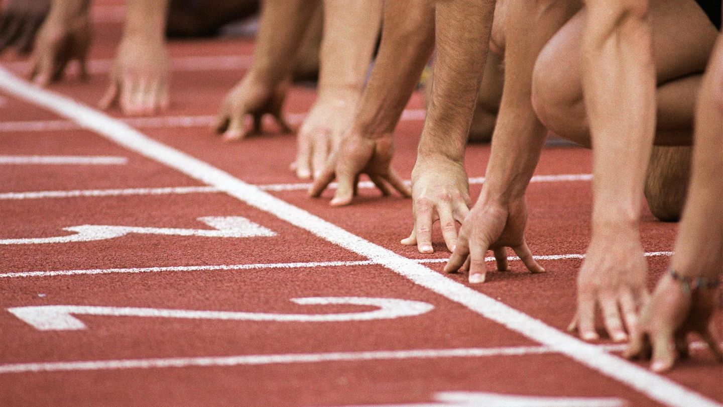 Doping: Läufer machen sich bereit an der Startlinie einer Tartanbahn