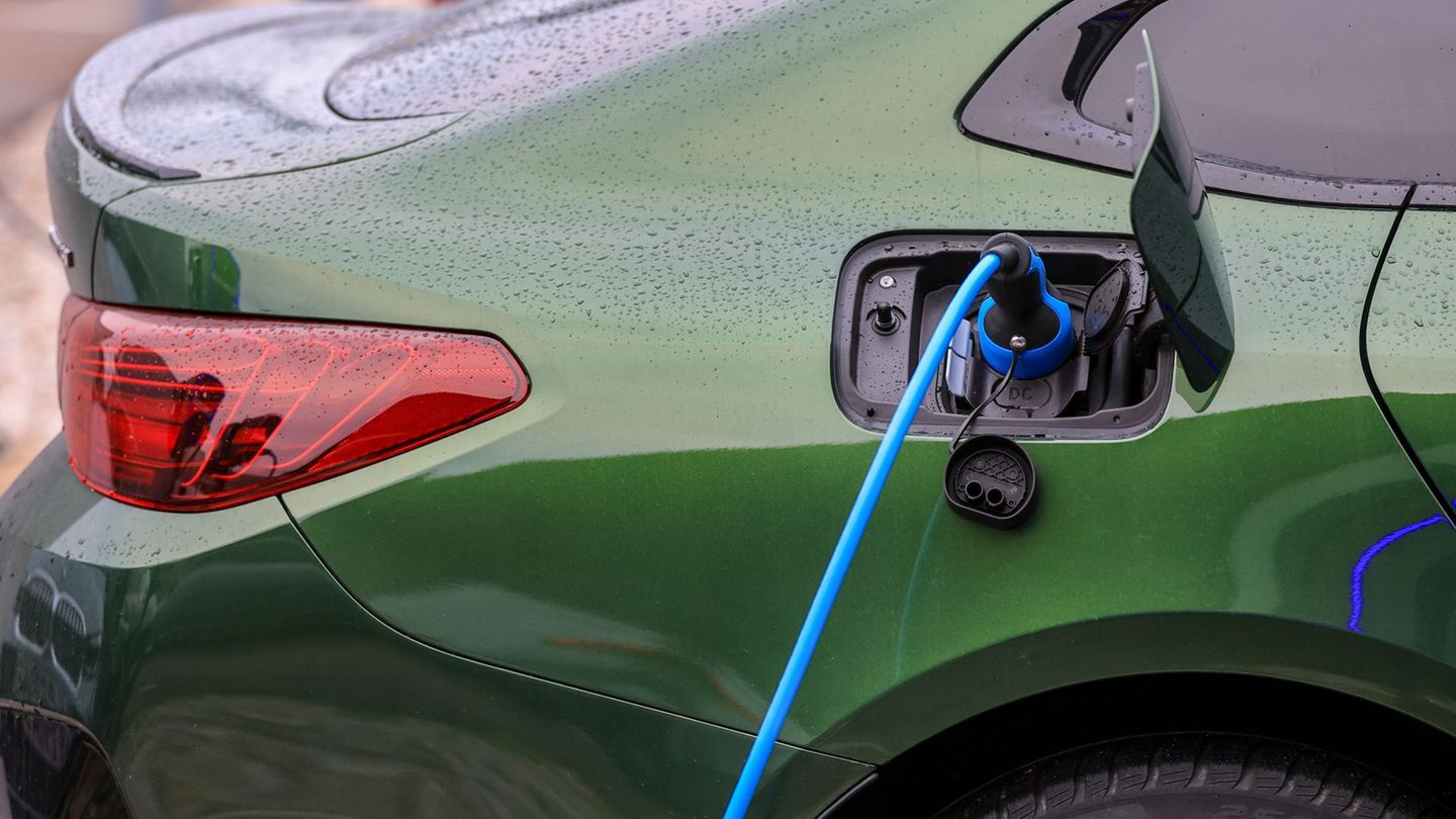 Die neue Bundesförderung für Elektroautos kann jetzt beantragt werden (Archivbild). Foto: Jan Woitas/dpa