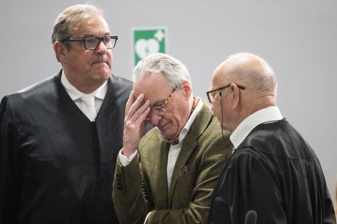 Reuß (Mitte) ist als mutmaßlicher Rädelsführer angeklagt. (Archivbild) Foto: Boris Roessler/dpa Pool/dpa