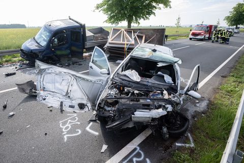 Beide Autos waren mit je drei Menschen besetzt. Foto: Julian Stratenschulte/dpa