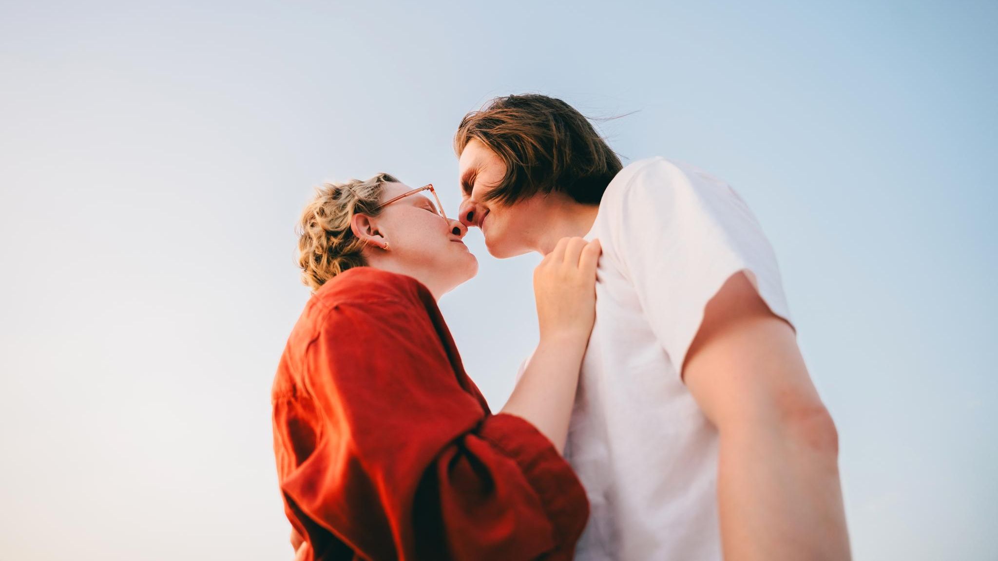 Ein Paar geht zusammen auf ein Date und ist kurz davor sich zu küssen – sie haben sich womöglich über Tinder kennengelernt