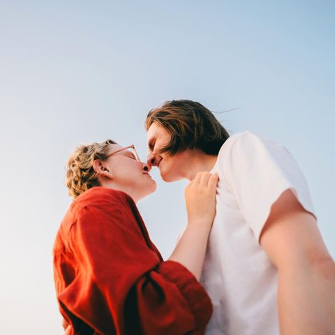 Ein Paar geht zusammen auf ein Date und ist kurz davor sich zu küssen – sie haben sich womöglich über Tinder kennengelernt