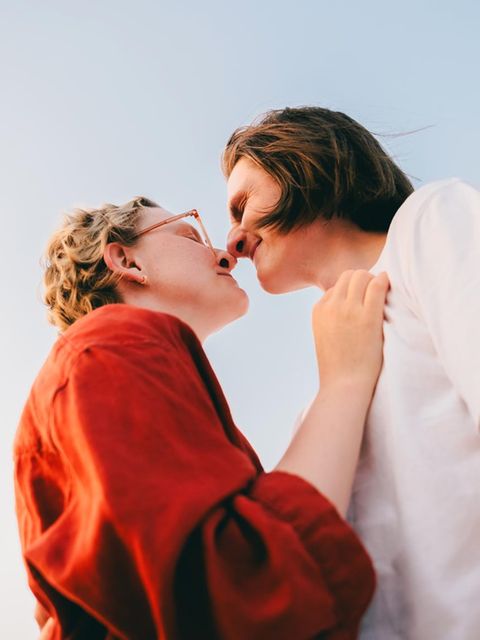 Ein Paar geht zusammen auf ein Date und ist kurz davor sich zu küssen – sie haben sich womöglich über Tinder kennengelernt