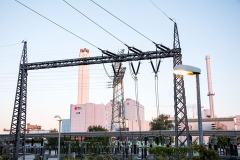 Die Energienetze erneuern und installieren Leitungen, Umspannwerke und Schaltfelder. (Archivbild) Foto: Daniel Bockwoldt/dpa