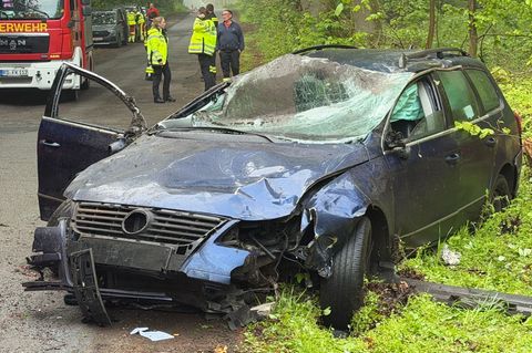 Nach dem Fund eines Auto nahe eines Waldstücks hat die Polizei mit Spürhunden nach dem Fahrer gesucht. Foto: Fabian Höfig/News5/