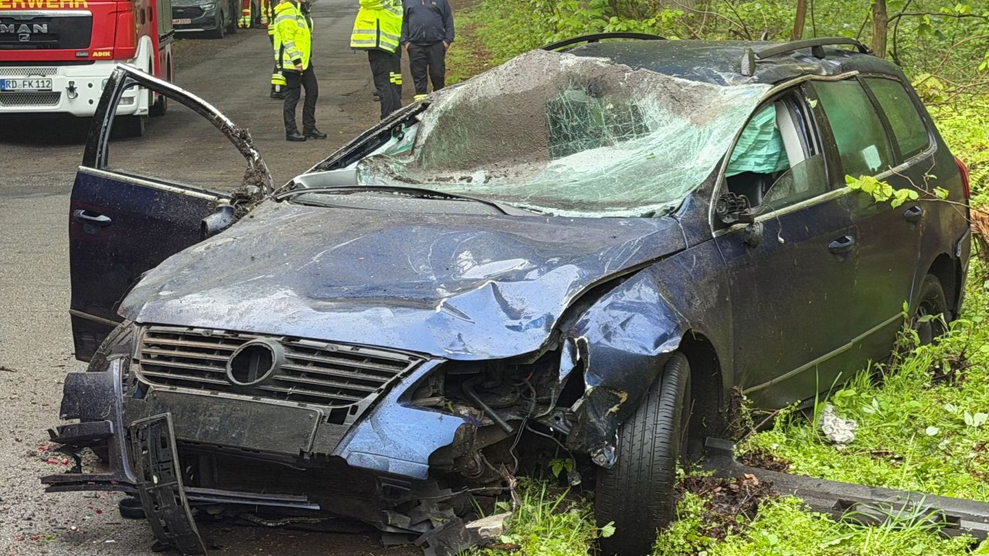 Nach dem Fund eines Auto nahe eines Waldstücks hat die Polizei mit Spürhunden nach dem Fahrer gesucht. Foto: Fabian Höfig/News5/