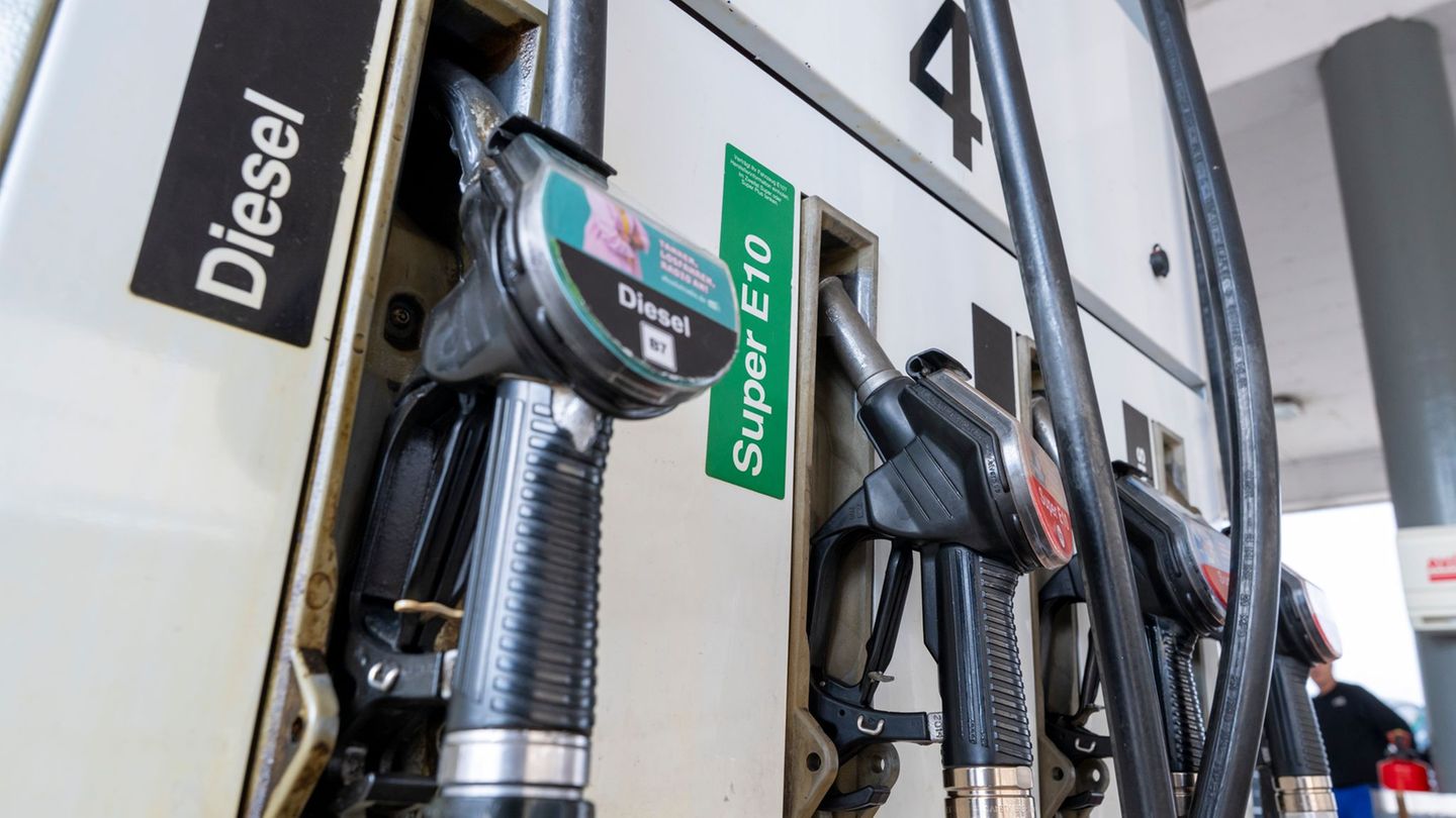 In Hessen haben der Auswertung zufolge rund 18 Prozent der Tankstellen gegen die 12-Uhr-Regel verstoßen. (Archivbild) Foto: Pete