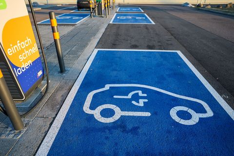 Mit der neuen Förderung will die Bundesregierung helfen, immer mehr Elektroautos auf die Straße zu bringen. (Archivbild) Foto: J