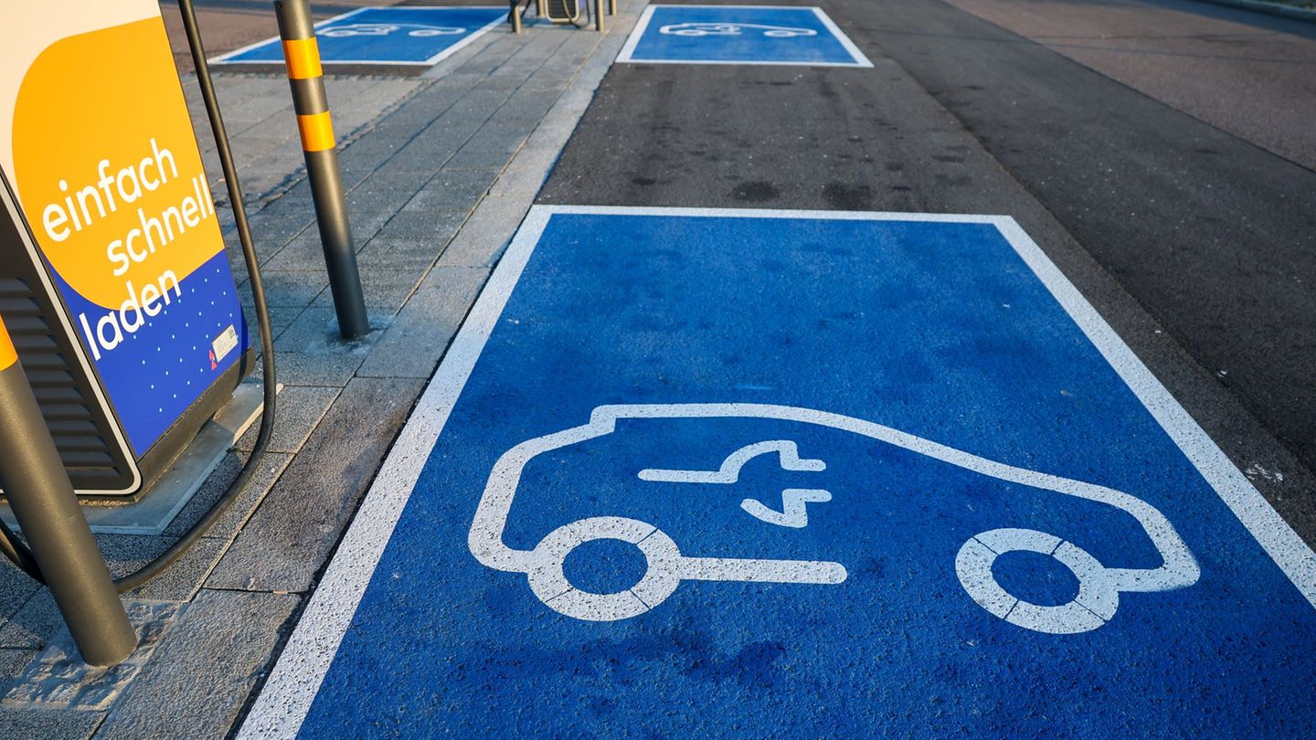 Mit der neuen Förderung will die Bundesregierung helfen, immer mehr Elektroautos auf die Straße zu bringen. (Archivbild) Foto: J