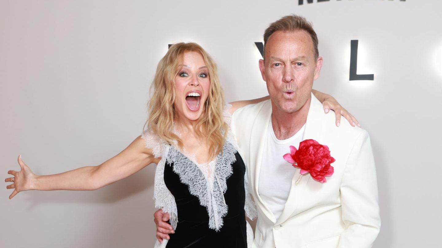 Kylie Minogue und Jason Donovan posieren zusammen auf dem roten Teppich