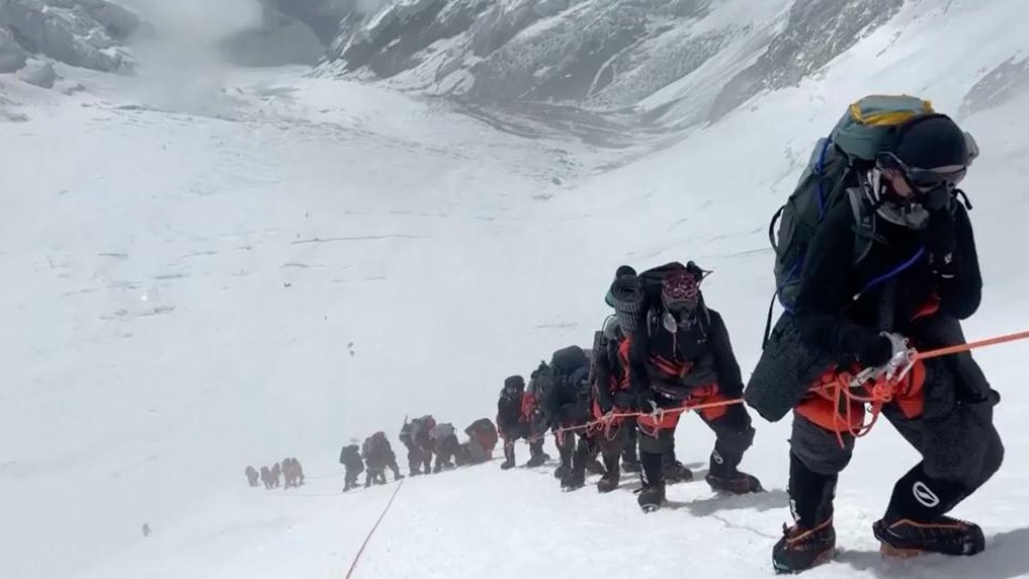 Lebensgefahr in 8000 Metern Höhe: Stau in der Todeszone – am Mount Everest wird es zu voll