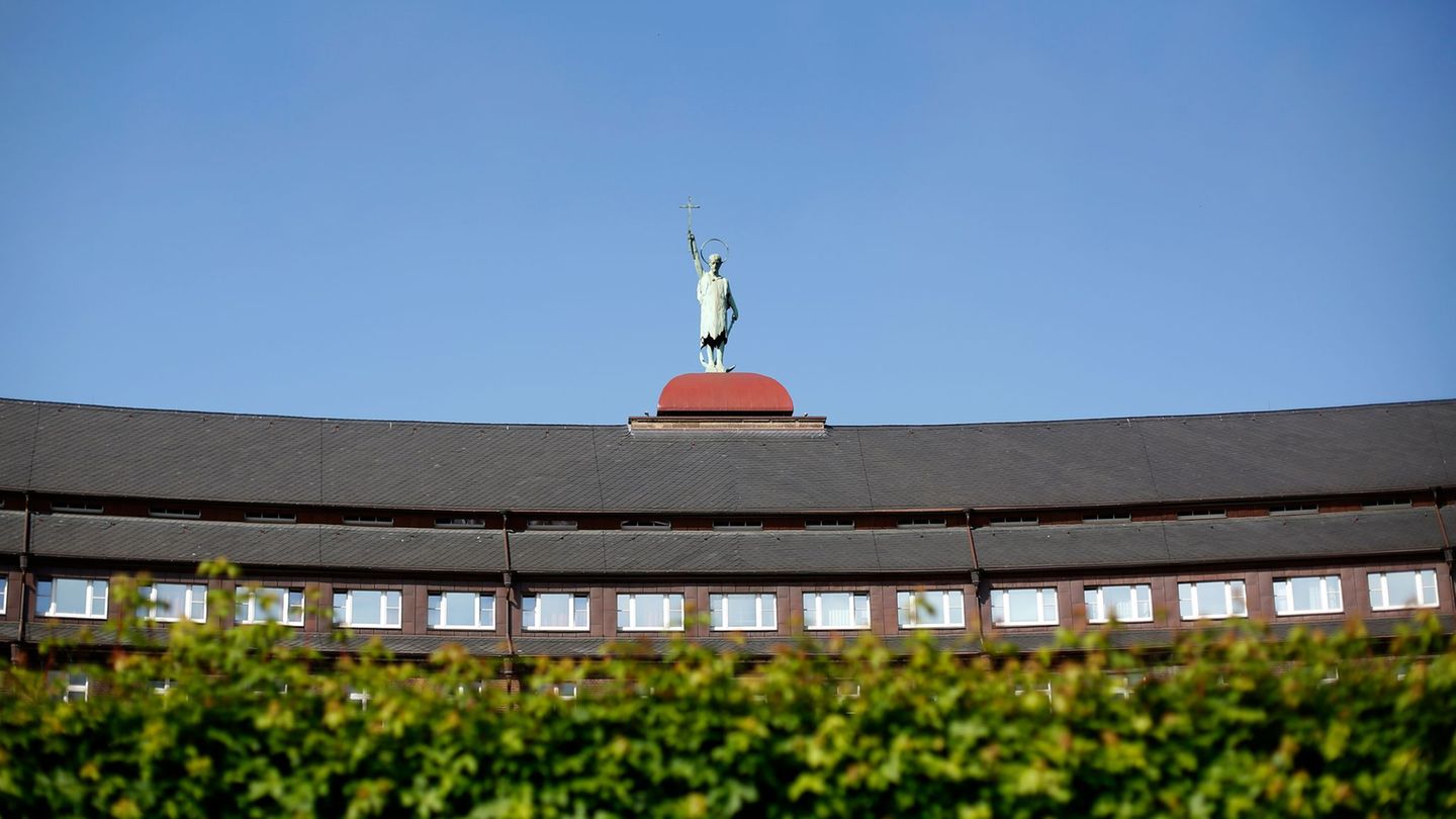 Ein Baby, das in der Helios St. Johannes Klinik behandelt wurde, wird vermisst. (Symbolbild) Foto: Ina Fassbender/dpa