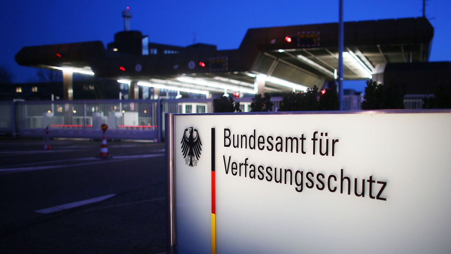 Das Bundesamt für Verfassungsschutz zählt rund 26.000 Menschen zur Reichsbürger-Szene. (Symbolbild) Foto: Oliver Berg/dpa