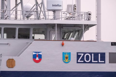 Das Zollschiff "Rügen" ist nach Angaben der Behörde das größte Schiff der Zollflotte. (Archivbild) Foto: Stefan Sauer/dpa
