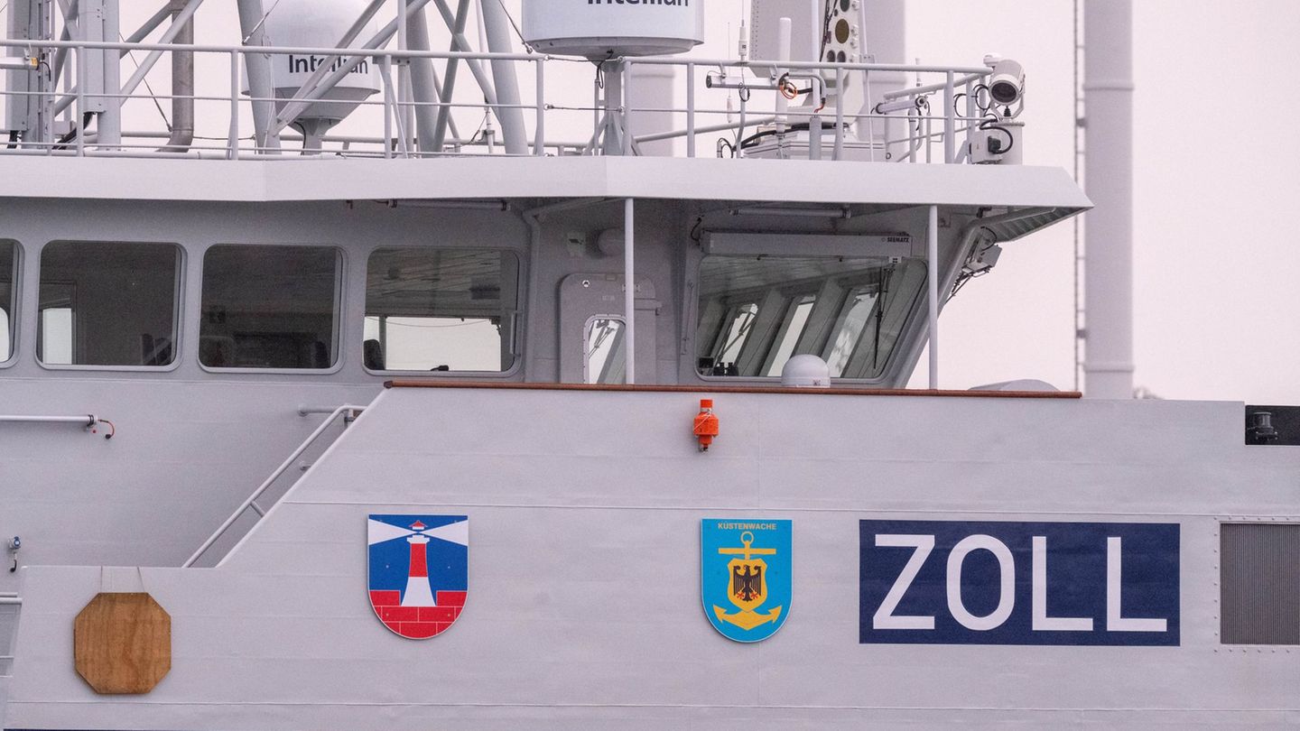 Das Zollschiff "Rügen" ist nach Angaben der Behörde das größte Schiff der Zollflotte. (Archivbild) Foto: Stefan Sauer/dpa