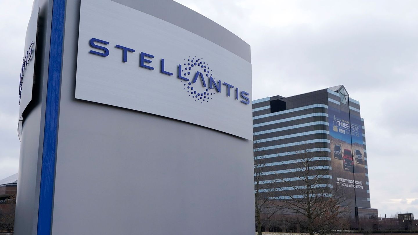 Stellantis will das erste E-Auto nach neuen EU-Vorgaben in Italien bauen. (Archivbild) Foto: Carlos Osorio/AP/dpa
