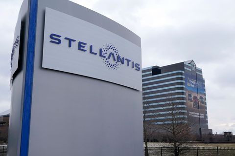 Stellantis will das erste E-Auto nach neuen EU-Vorgaben in Italien bauen. (Archivbild) Foto: Carlos Osorio/AP/dpa