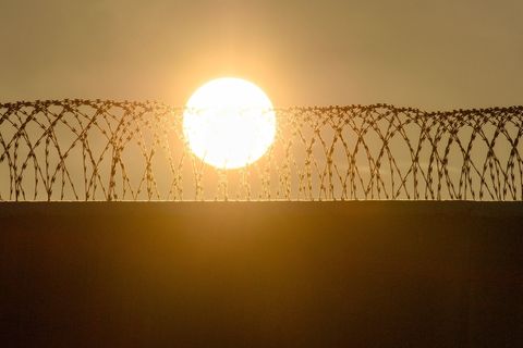 Die Polizei hat einen nächtlichen Schmuggelversuch per Drohne an der Haftanstalt in Neuruppin-Wulkow verhindert. (Symbolbild) Fo