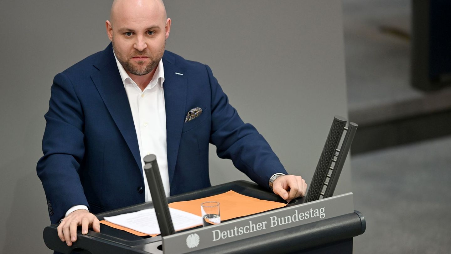 Der außenpolitische Sprecher der AfD-Bundestagsfraktion hat nach eigenen Angaben noch nicht über eine Teilnahme am Wirtschaftsfo