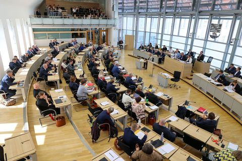 Die Abgeordnetenentschädigung in Sachsen-Anhalt beträgt aktuell 8.736,66 Euro monatlich. (Archivbild) Foto: Peter Gercke/dpa-Zen