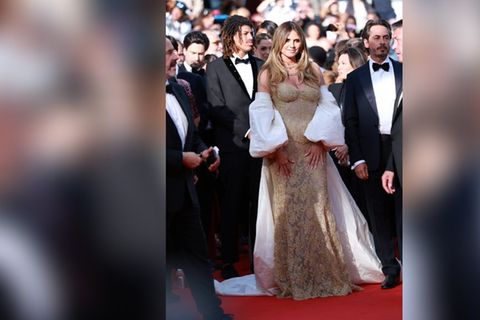 Heidi Klum auf der "Fjord"-Premiere, im Hintergrund ihr Sohn Henry.