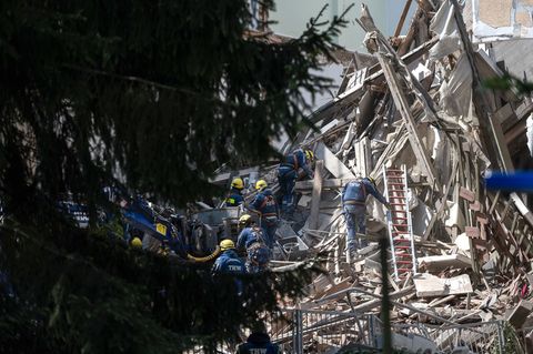 Wettlauf gegen die Zeit - per Hand wird nach Vermissten gesucht. Foto: Paul Glaser/dpa
