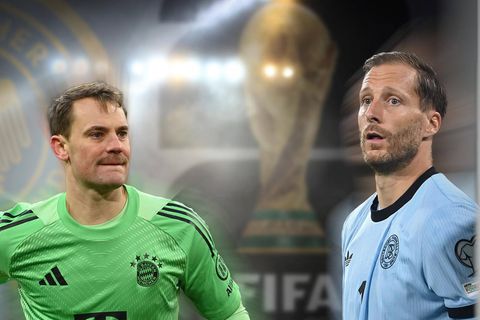 Manuel Neuer und Oliver Baumann mit Fußball-WM-Pokal im Hintergrund