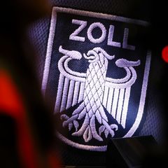 Der Zoll hat im Taunus etliche Wohnungen und Geschäftsräume durchsucht, um ein Schwarzarbeitsnetz auszuheben. (Symbolbild) Foto: